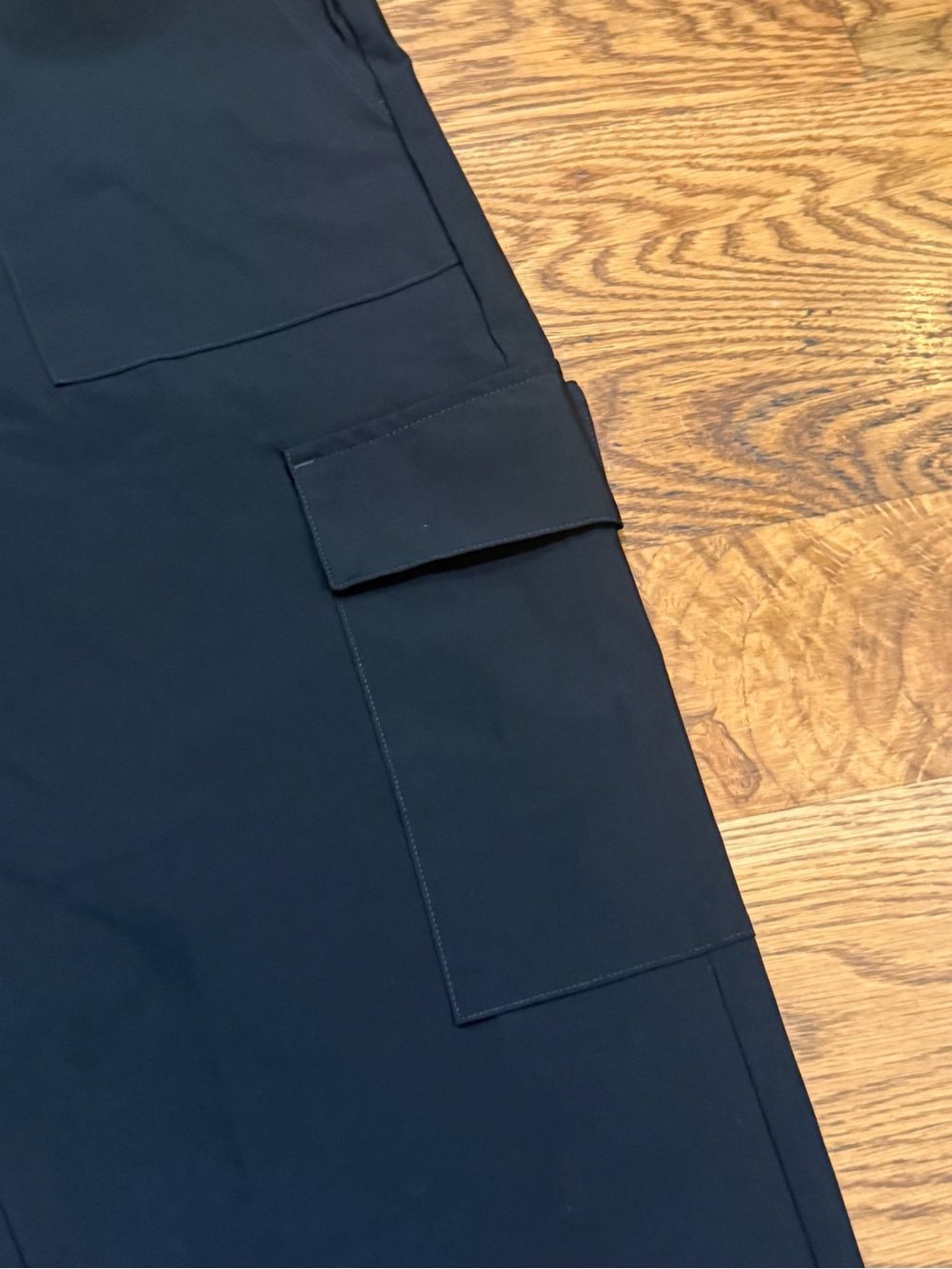 NWOT. Old navy. High-Waisted Sleek Tech Cargo Ankle Pants. Black. Medium. - Picture 5 of 7